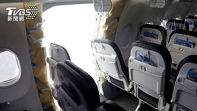 阿拉斯加航空一架波音737 MAX 9飛機今年1月5日在飛行途中艙門掉落。（圖／達志影像美聯社）
