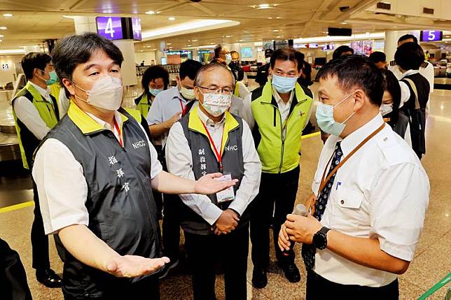 中央流行疫情指揮中心指揮官王必勝（前左）27日前往桃園國際機場視察放寬邊境管制整備情形，受訪時表示，根據上週與民航局討論結果，簡單地說，機組員外站防疫相關措施在10月13日後，就會回歸以往疫前狀況做管理。中央社記者吳睿騏桃園機場攝 111年9月27日  
