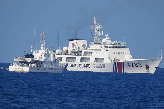 美國企業研究所高級研究員庫柏（Zack Cooper）評論，這又是中國遭國際圍剿的明顯例子，並譴責發射水砲沒有合理正當性。（圖片來源／Philippine Coast Guard Retweeted）