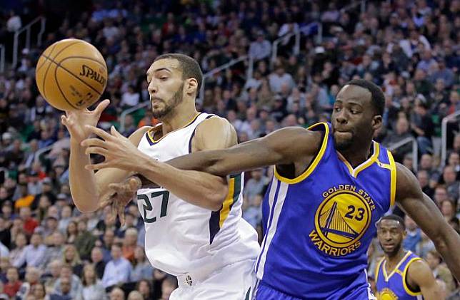 ▲Rudy Gobert（左）和Draymond Green（右）是年度最佳防守球員2大熱門人選。（圖／美聯社資料照／達志影像）