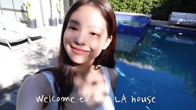 Jennie展示她家中的私人泳池 (圖片來源：YouTube@Jennierubyjane Official截圖)