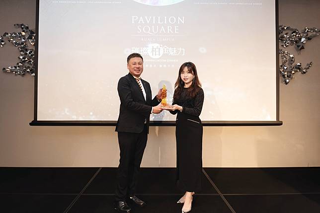 Pavilion Square短短半年左右已銷售超過600個單位，開發商One Pavilion特別頒發「卓越銷售獎」予CCPS家慶佳業，表彰在推廣與成交上所展現的傑出成績。(圖片來源：CCPS家慶佳業提供)