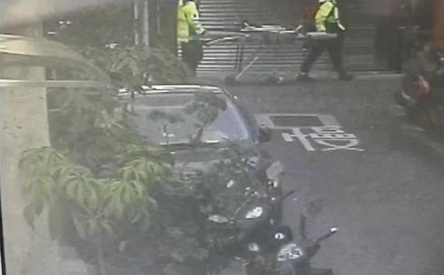 板橋驚傳夫殺妻家庭悲劇，警方叫來救護車將受傷殺妻男子送醫。（翻攝畫面）