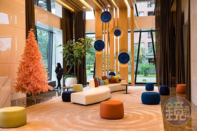 「煙波大飯店宜蘭館」大廳以蘭陽雨滴為設計概念，地面如激起的漣漪。
