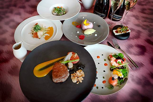 極炙牛排館2021寵愛媽咪暖心饗宴套餐，前15組貴賓加贈旅覓酒吧下午茶券兩張(價值NT$704)。（圖/日月千禧）