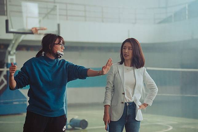 黃綺琳（左）執導林心如（右）、林熙蕾主演的單元〈你心裡的鬼〉。（Netflix提供）