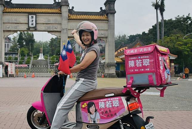 國民黨立委候選人陳若翠，從澄清湖出發，騎著電動機車在選區自由走動，希望以更親近民眾的方式探訪基層，實際聽聽庶民的心聲。（記者吳文欽攝）