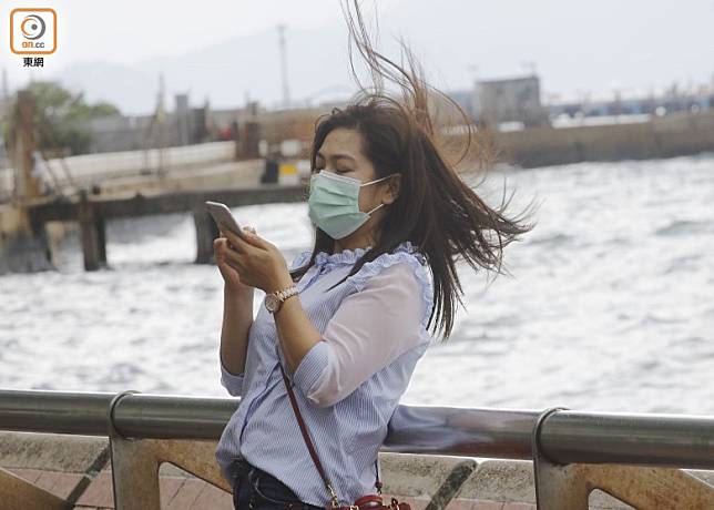 「浪卡」成為近年距離香港最遠要懸掛8號風球的熱帶氣旋。（李志湧攝）