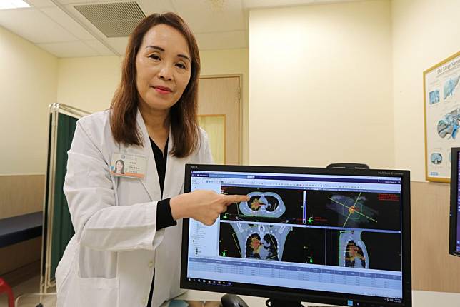醫師鍾娜娜提醒，治療肺癌必須由多專科團隊合作，才能達到最好的效果。（記者黃俊昇攝）
