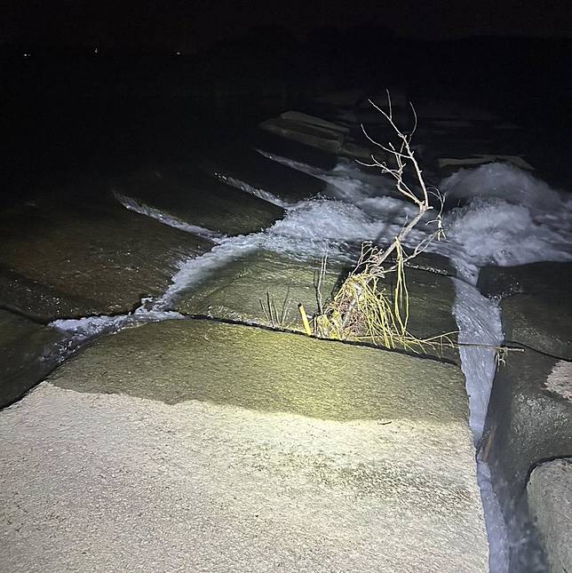 越南移工後龍溪水域跳水，遭湍急溪水沖走失蹤。（圖：苗栗山城救援協會臉書）