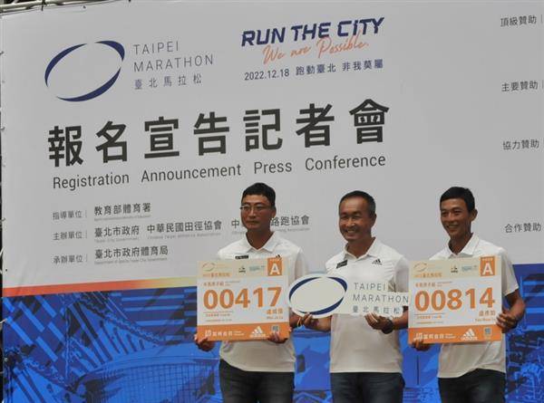 （左起）盧威儒、台北市體育局長李再力、網球選手盧彥勳宣告將參加今年的台北馬拉松。陳國偉攝