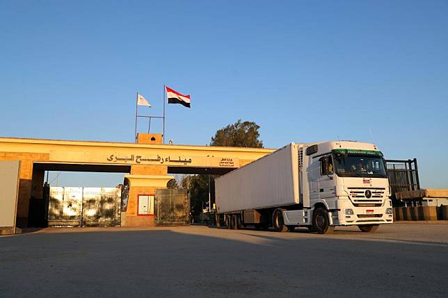 A truck returns to Egypt from Gaza Strip through Rafah crossing on Nov. 30, 2023. (Xinhua/Sui Xiankai)