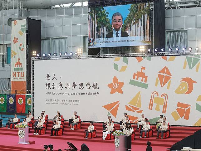 台大開學典禮今年以「台大，讓創意與夢想啟航」為主題，由文學院用ChatGPT模擬校長陳文章致詞創意開場，多名校友也透過影片祝福學弟妹。（中央社）