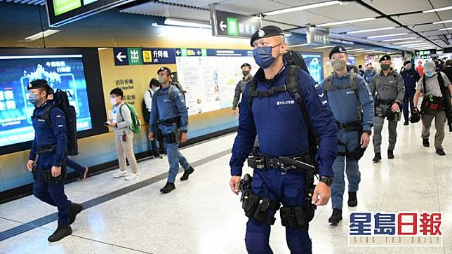 警方的反恐部隊下午在金鐘港鐵站高姿態巡邏。
