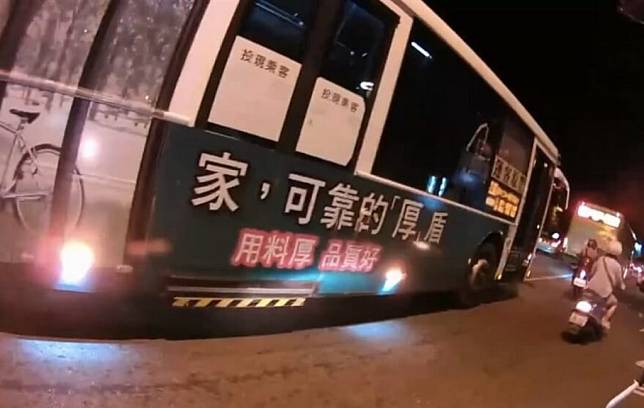 台中市第二警分局員警執行巡邏勤務，發現公車變換車道時不依標線行駛，違規橫跨雙車道，隨即在安全處攔停，予以告發。（記者陳金龍翻攝）