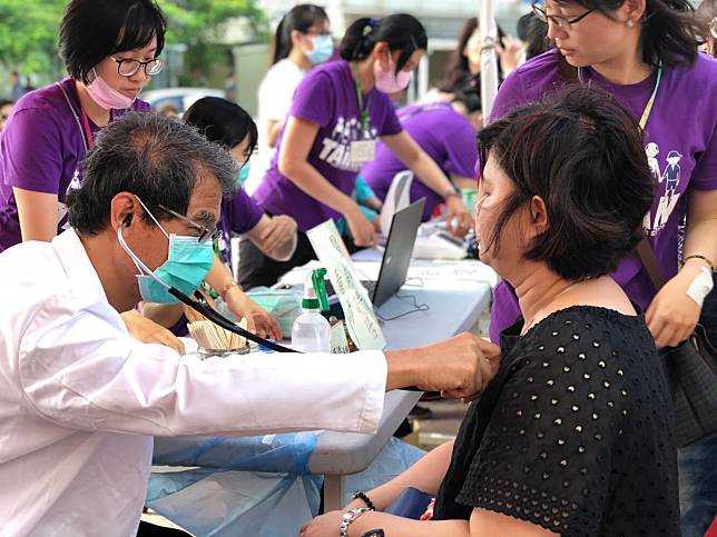 民眾吃飯前、如廁後、看病前與後一定要用酒精或肥皂洗手，慢性病患者出門也可以戴上口罩多一層保護   圖：台南市政府/提供