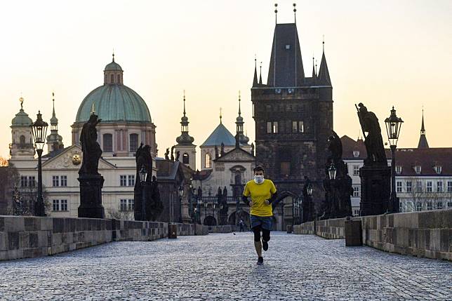 Prague, the Czech Republic’s capital, is near-deserted because of the coronavirus outbreak, which has caused the delay of the “17+1” summit. Photo: DPA