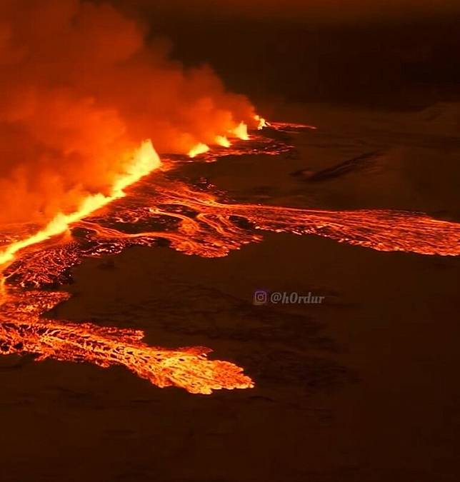 冰島雷克雅內斯半島的火山，最近在晚上 10 點左右爆發。 圖：翻攝自 Instagram h0rdur 帳號
