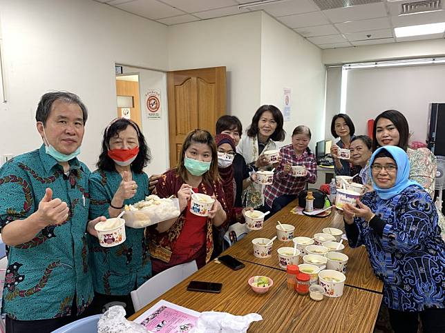 移民署通譯翁秀紅以印尼傳統美食薑黃雞湯及包飯，分享新住民朋友。（記者張上耕翻攝）