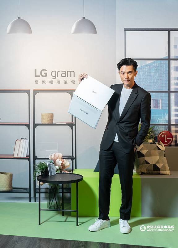 品牌大使邱澤分享LG gram是自己外出必帶的物品，有次拍戲從早到晚使用仍有電，讓他印象深刻。