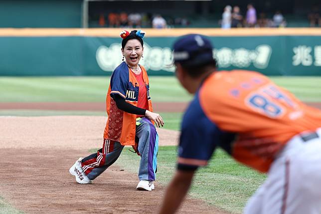 陳亞蘭擔任開球嘉賓，這也是首度站上台南的職棒球場。（統一獅提供）