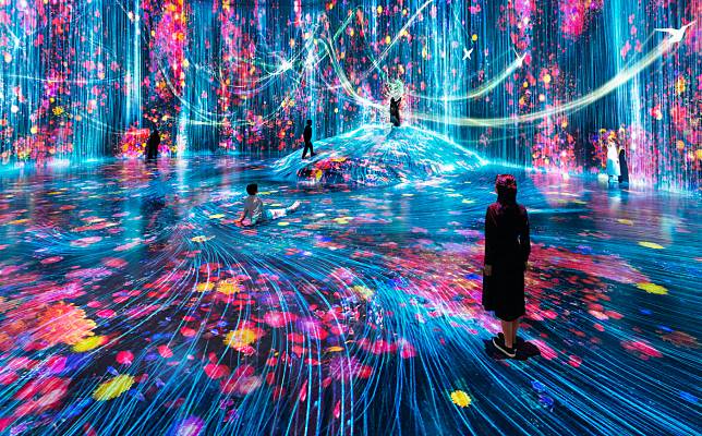 teamLab《在人們聚集的岩石上，注入水粒子的世界》 © teamLab