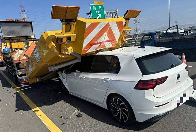 施男昨日駕駛白色轎車行駛台七十四線中彰快速道路烏日段，疑似未注意車前狀況直接撞上前方正在作業的緩撞車。（記者陳金龍翻攝）