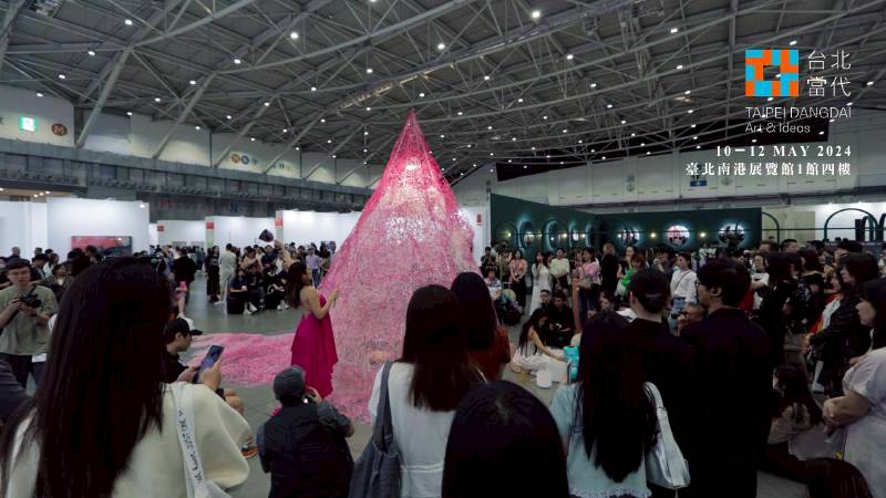 3分鐘逛藝博｜2024 台北當代藝術博覽會開展首日人潮爆棚！ | 非池中藝術網 | LINE TODAY