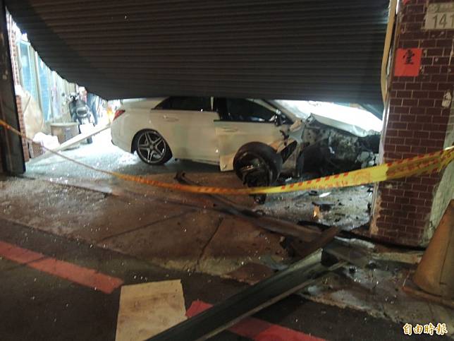 花蓮市建國與自強路口，今凌晨發生一起賓士車逆向超車失控撞入民宅意外。(本報記者攝)