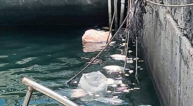 男子丟棄的垃圾，漂流在岸邊造成海洋污染。(民眾提供)
