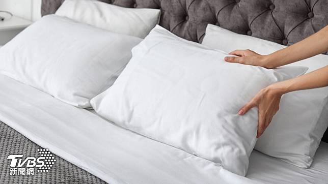 男子聽說墊高枕頭可以防止胃食道逆流，最後竟導致頸椎變形。（示意圖／shutterstock達志影像）