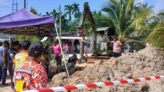 สุดสลด ดินถล่ม ทับร่าง 4 คนงานวางท่อประปา ฝังทั้งเป็น เสียชีวิต 2 ศพ บาดเจ็บ 2 ราย เจ้าหน้าที่และชาวบ้านเร่งให้การช่วยเหลือ เผยนาทีเกิดเหตุ เปิดสาเหตุ