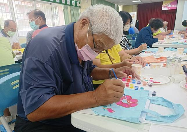 社會局六月起，陸續在安平區等社區照顧關懷據點，教學纏繞畫技巧並製作手繪提袋，發揮延緩老化、初級預防照顧的功能。（社會局提供）