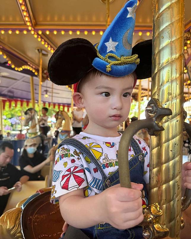 ครอบครัวดาราดังโบกมือลาไทย