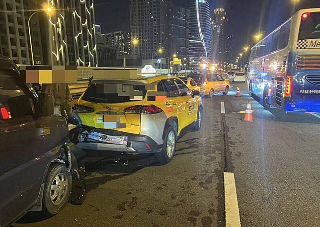 台中市台七十四線快速道路近朝馬路匝道處，前晚發生七車連環撞的交通事故，造成四人受傷。（記者陳金龍翻攝）