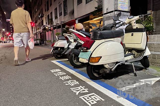 經典款的白色偉士牌機車雖然吸睛，但懸掛舊式車牌，還停在公家機慢車的停車格內，被質疑影響他人停車權益、違規停放。林建鋒攝