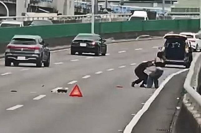 計程車司機一把將張男推往路肩護欄處。畫面授權threads ruru920122