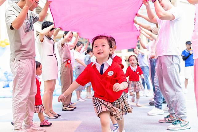 Children take part in a parent-child game at a kindergarten in Wenzhou, east China's Zhejiang Province, Sept. 2, 2024. (Photo by Liu Jili/Xinhua)