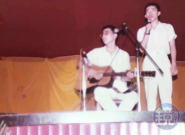 念二專時邱光隆（左）常參加唱歌比賽，最常唱約翰藍儂的Imagine。（邱光隆提供）