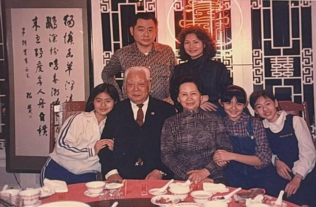 小S（前排右）po出全家福珍貴舊照，大S坐她身邊挽著奶奶。翻攝小S臉書