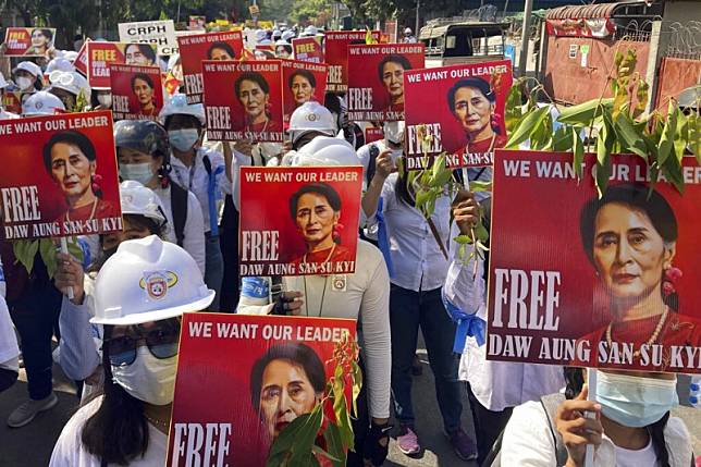 2021 年 3 月 5 日，在緬甸曼德拉舉行的反政變示威期間，抗議者手持被罷免的緬甸領導人翁山蘇姬的肖像。（AP）