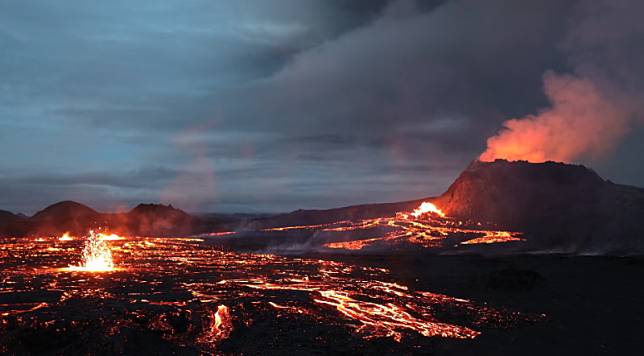 冰島使用地熱也行之有年，現在還在計畫於東北部的克拉布拉火山鑽出隧道孔，希望可以發展出岩漿地熱。（火山岩漿示意圖） 圖：翻攝自冰島旅遊局