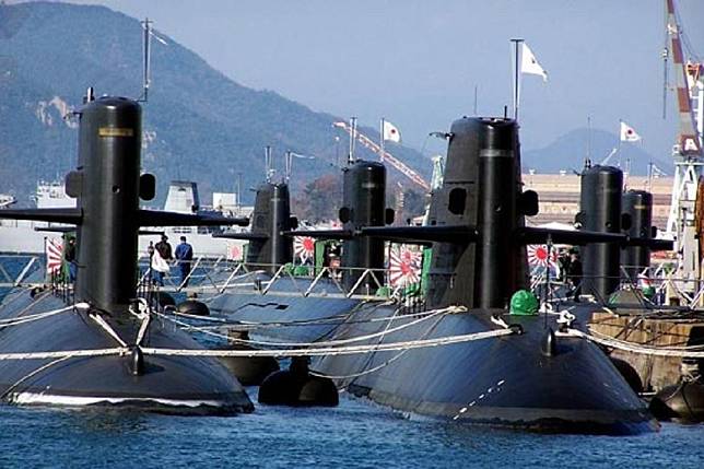 劍龍級潛艦的設計資料出自於白魚級潛艦（Barbel class submarine），該型潛艦是1950年代美國海軍及英格斯造船廠（現屬諾斯洛普格魯曼集團）所開發的常規動力潛艦，1959年將設計資料轉移給荷蘭與日本，圖為日本開發出的渦潮級潛艦。（取自www.senwanture.com）