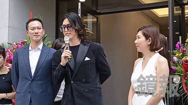 彰化氣溫中午直飆36度，日本知名男公關羅蘭一身長袖黑西裝出席開幕活動，成為網友熱議話題。畫面授權threads comics0923