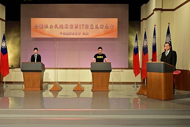 台北市議員苗博雅（左一）表示，核四先天不良又後天失調，是「徹底失敗的投資案」。（中選會提供）