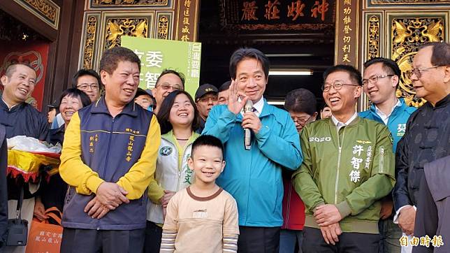「賴神」賴清德比出3號手勢，妙喻佛祖支持3張選票顧台灣，現場支持者笑開懷、拍手叫好。(記者陳文嬋攝)