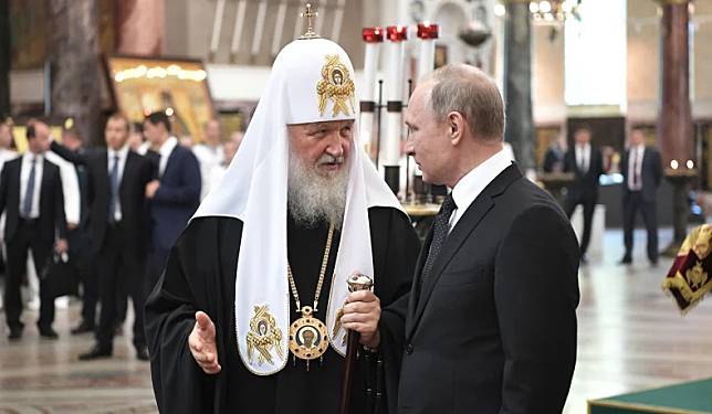 俄羅斯主教區領袖基里爾（Patriarch Kirill）與俄羅斯總統普丁關係密切友好。   圖：翻攝自推特