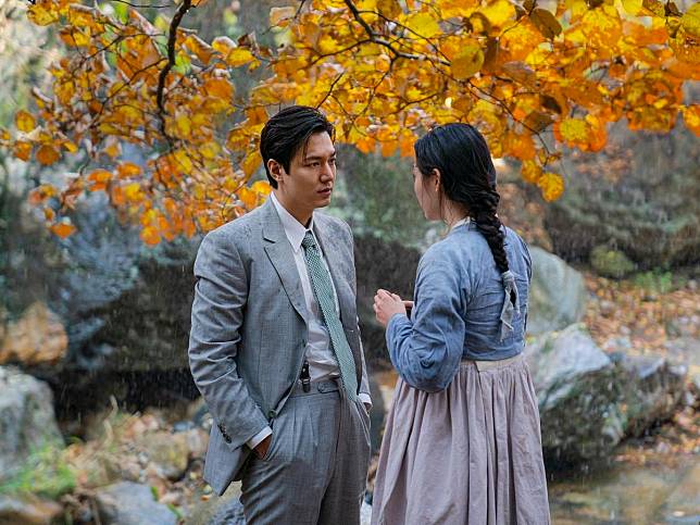 劇中李敏鎬（左）對金敏荷一見鍾情，但他已是有婦之夫。（Apple TV+提供）