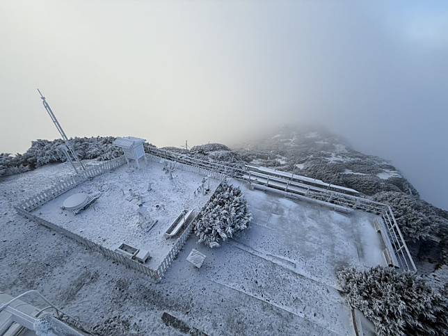 冷氣團影響加上水氣移入，六日清晨六時玉山氣象站積雪達零點五公分；玉山北峰於凌晨二時許低溫攝氏零下三點一度，降雪時間推估在凌晨零時至一時之間。（氣象署提供，中央社）