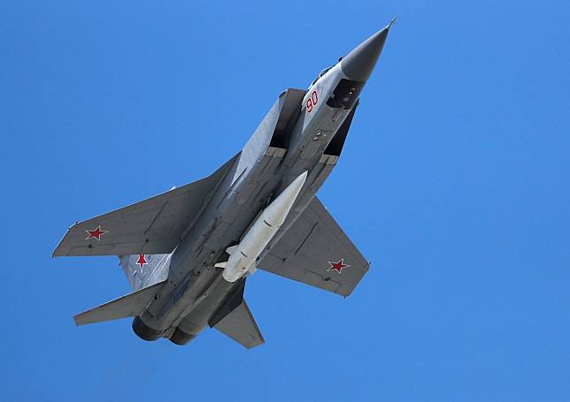 掛載「匕首」（Kinzhal）高超音速飛彈的米格-31（MiG-31）戰鬥機。   圖：達志影像／美聯社（資料照）